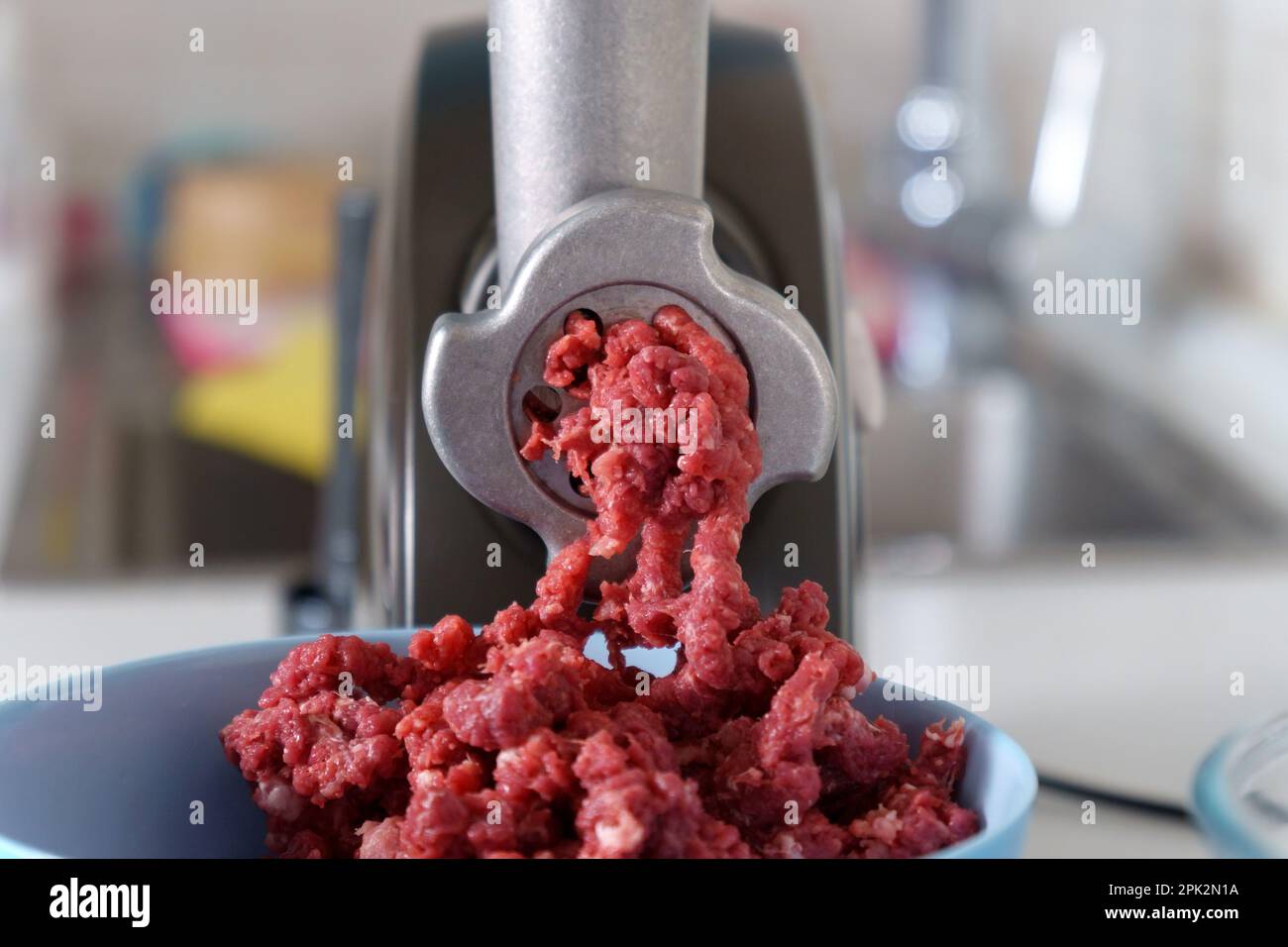 Process of preparing forcemeat by means of a meat grinder. Raw meat