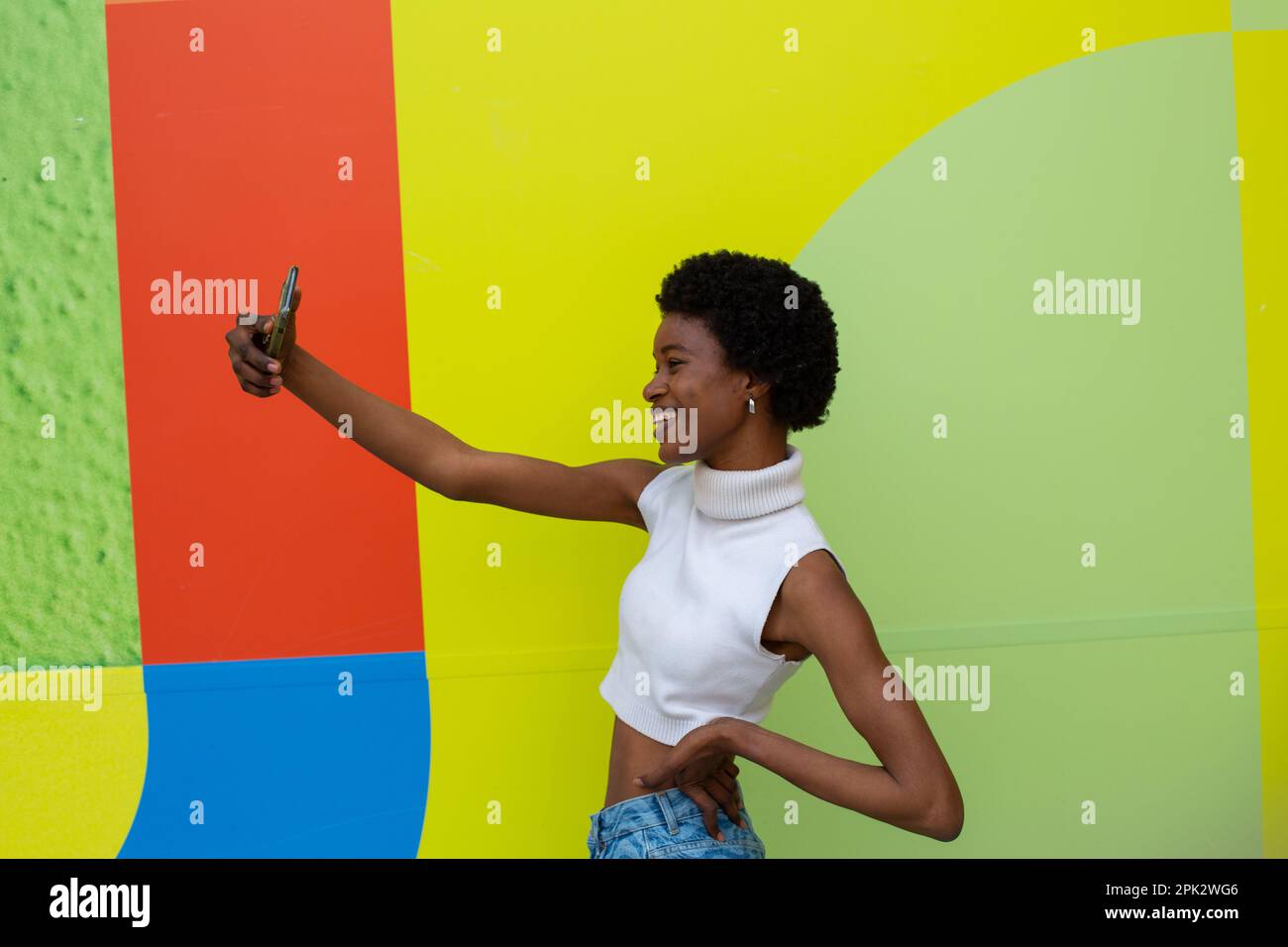 Afro american fashion model in yellow hi-res stock photography and ...