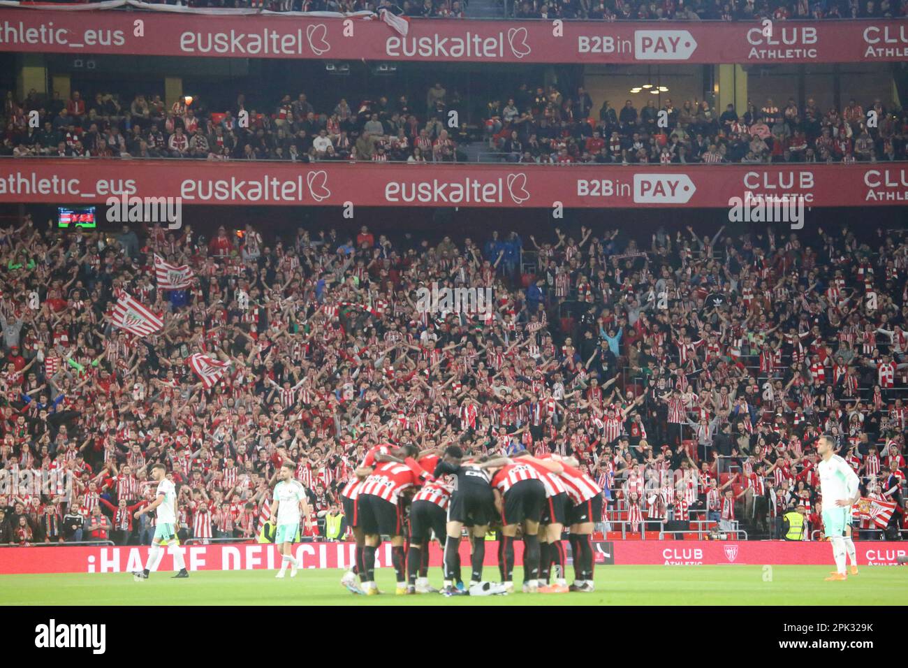Bilbao, Spain. 04th Apr, 2023. Athletic Club players huddle during the second leg of the SM El Rey Cup semifinals between Athletic Club and CA Osasuna, on April 04, 2023, at the Estadio de San Mames, Bilbao, Spain. (Photo by Alberto Brevers/Pacific Press/Sipa USA) Credit: Sipa USA/Alamy Live News Stock Photo
