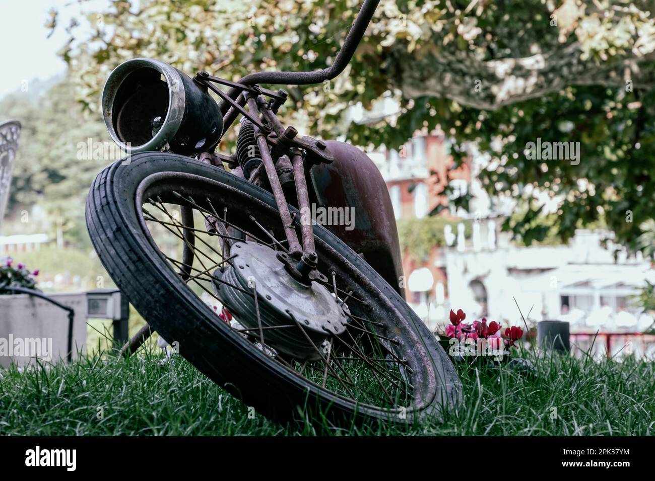 old and grungy abandoned motorcycle close up from front Stock Photo - Alamy