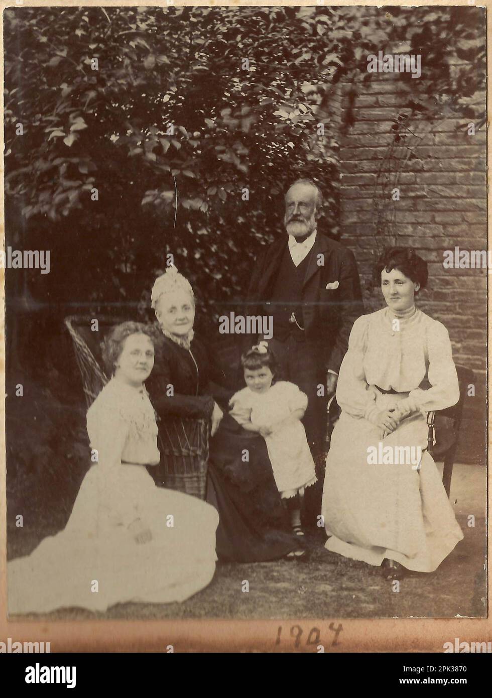 John Greenland and Ann Hook, with two daughters and a grandchild, 1907 Stock Photo