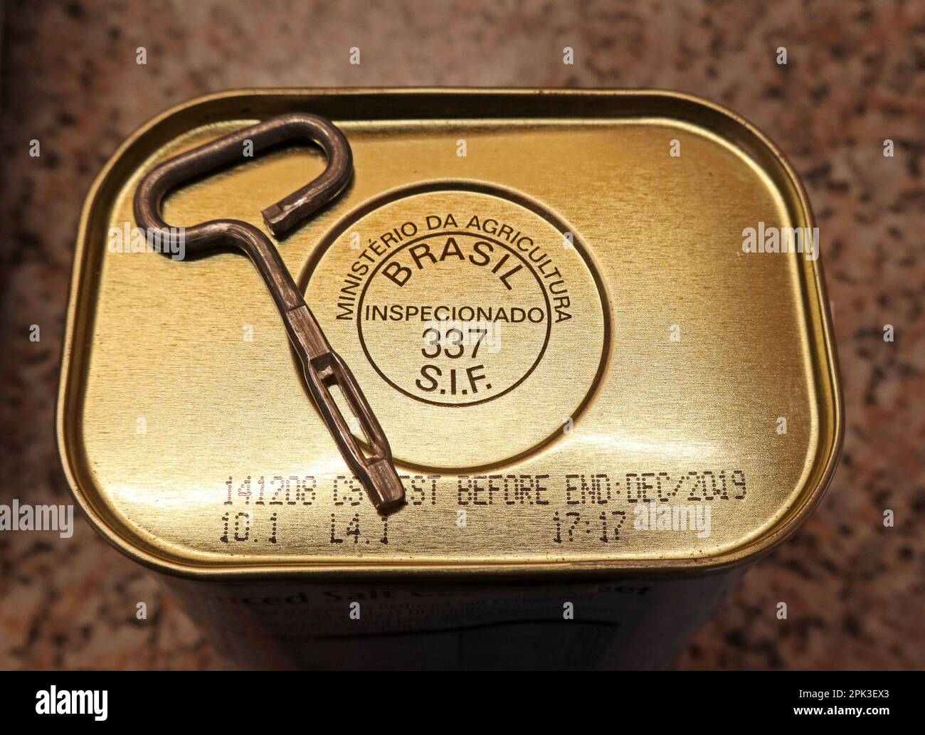 Brasilian Corned Bully Beef tin and opener key, Ministerio da agricultura Brasil - Inspecionada 337 S.I.F. Stock Photo