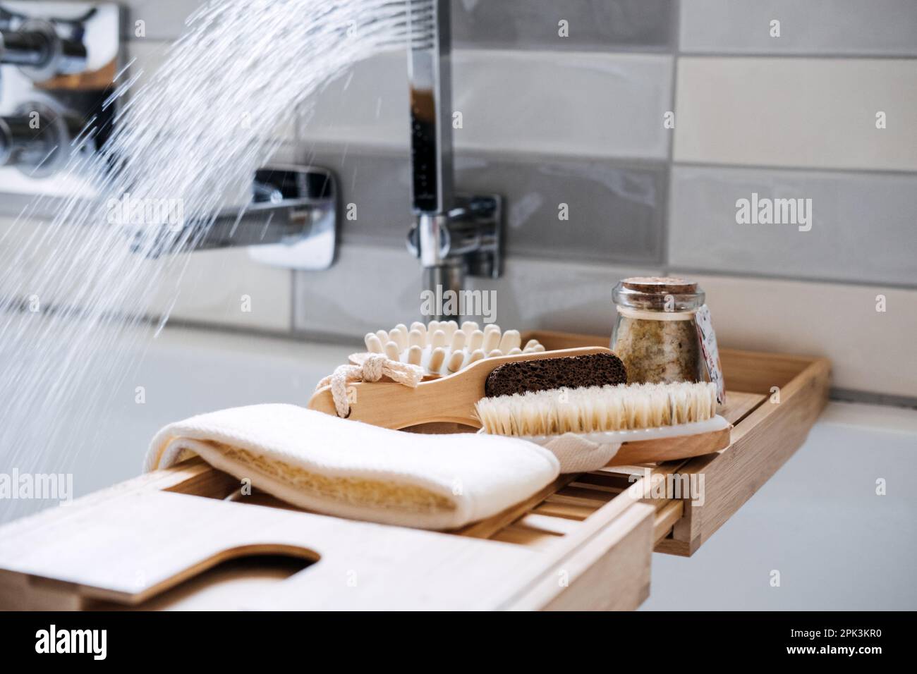 Exfoliate skin, manual exfoliation skin helps to remove dead skin cells