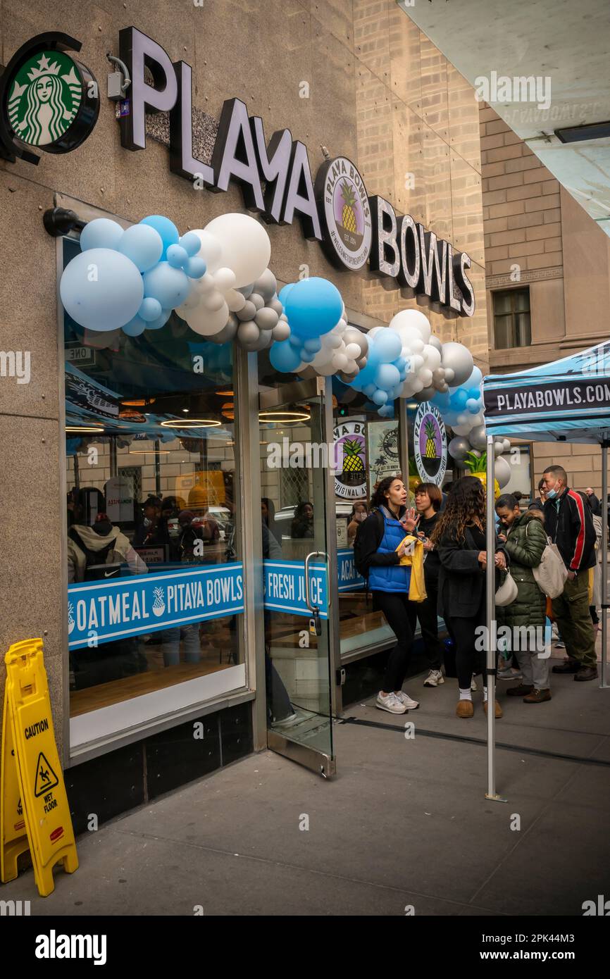 Hundreds of people wait in line for the grand opening of a branch of the Playa Bowls chain in Midtown Manhattan in New York on Wednesday, March 22, 2023.  (© Richard B. Levine) Stock Photo