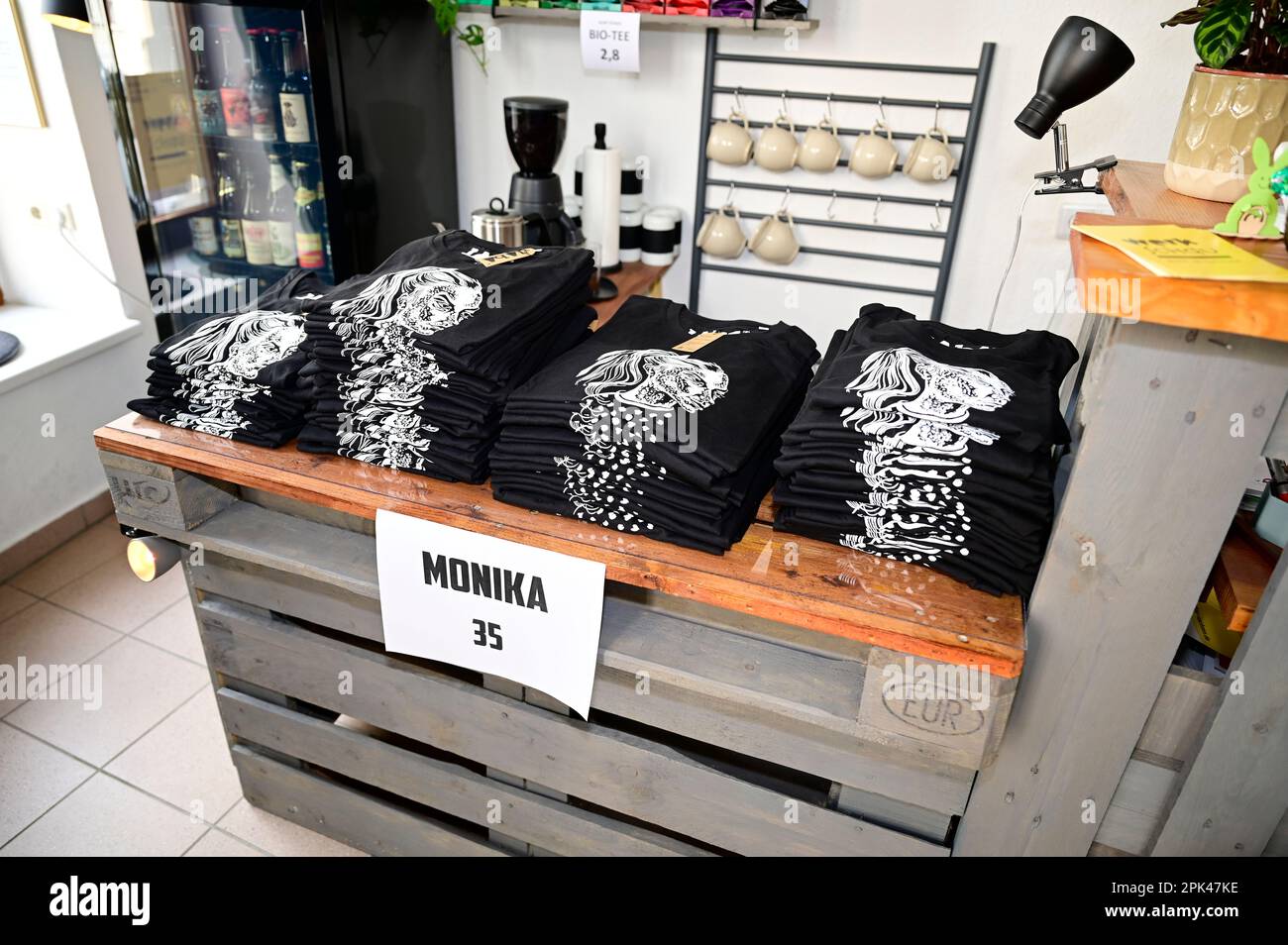 Der Görlitzer Modedesigner Gerhard Zschau (38) vom Label LA-BA zeigt das umstrittene T-Shirt mit Porträt der klagenden, heutigen Rentnerin, welches vo Stock Photo