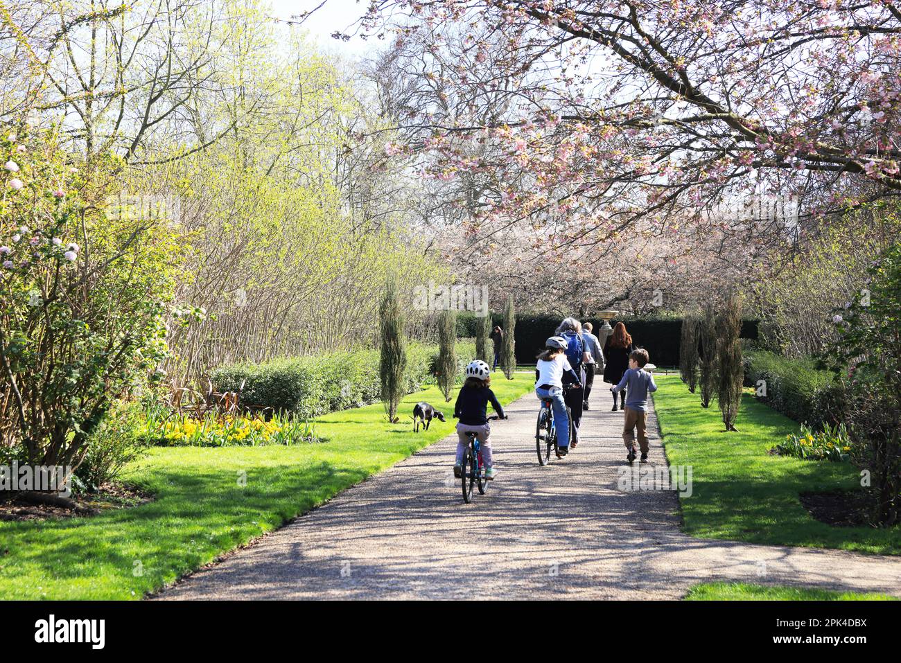 Spring sunshine and flowers in the Easter holidays in Regents Park