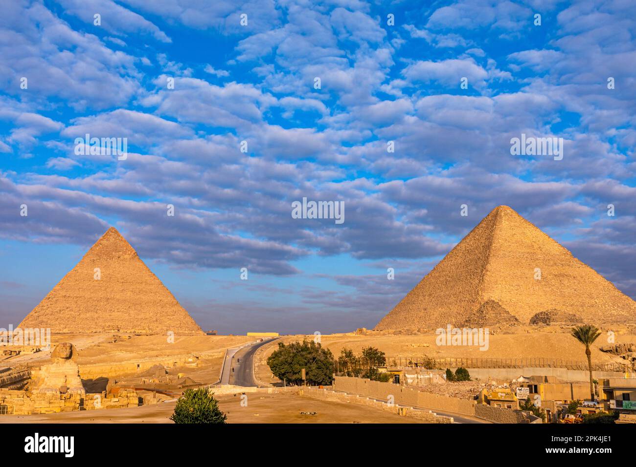 The Great Sphinx of Giza And The Pyramid of Khafre and Great Pyramid ...