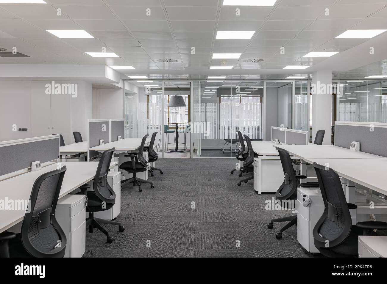 Empty open meeting room hi-res stock photography and images - Alamy