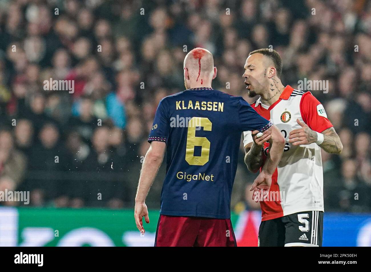 ROTTERDAM, Feijenoord stadium de TOTO KNVB Beker (cup), season 2022/2023, Match between Feyenoord and Ajax, Ajax player Davy Klaassen with bleeding head talking to Feyenoord Quilindschy Hartman (r) (Photo