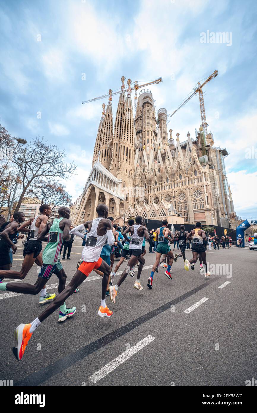 Runners passing by the Sagrada Familia in the 2023 Barcelona Marathon