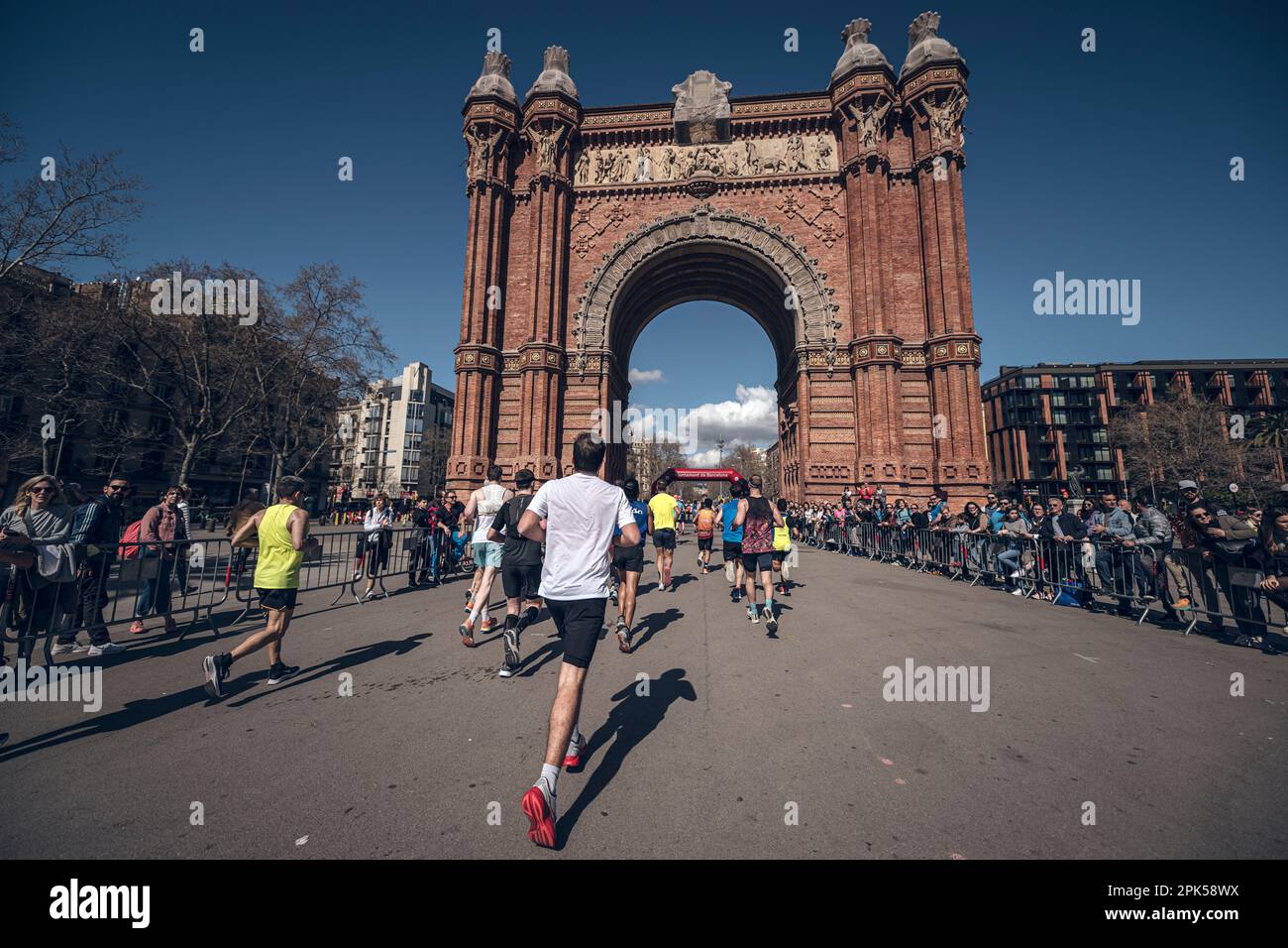 Runners passing through the Arc de Triomf in the 2023 Barcelona