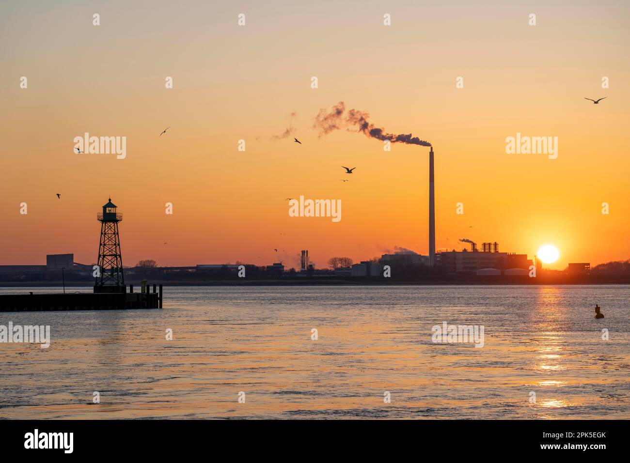 Sunset over the Weser estuary looking out of the ferry port in Bremerhaven towards Nordenham, Kronos Titan chemical plant, Germany, Stock Photo