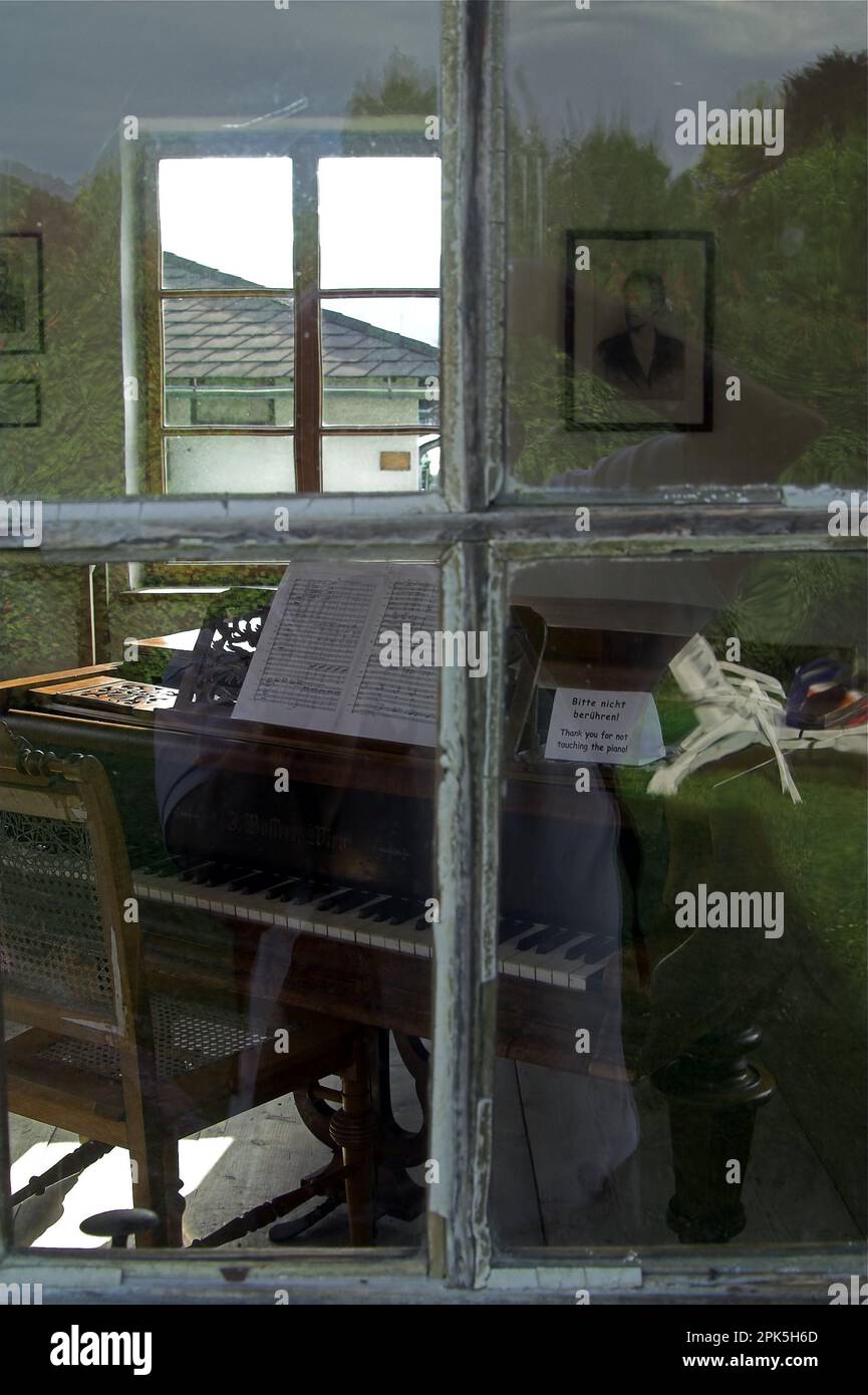 Steinbach am Attersee, Austria; Gustav Mahlers Komponierhäuschen; Composing hut of Gustav Mahler; view through the window into the interior Stock Photo