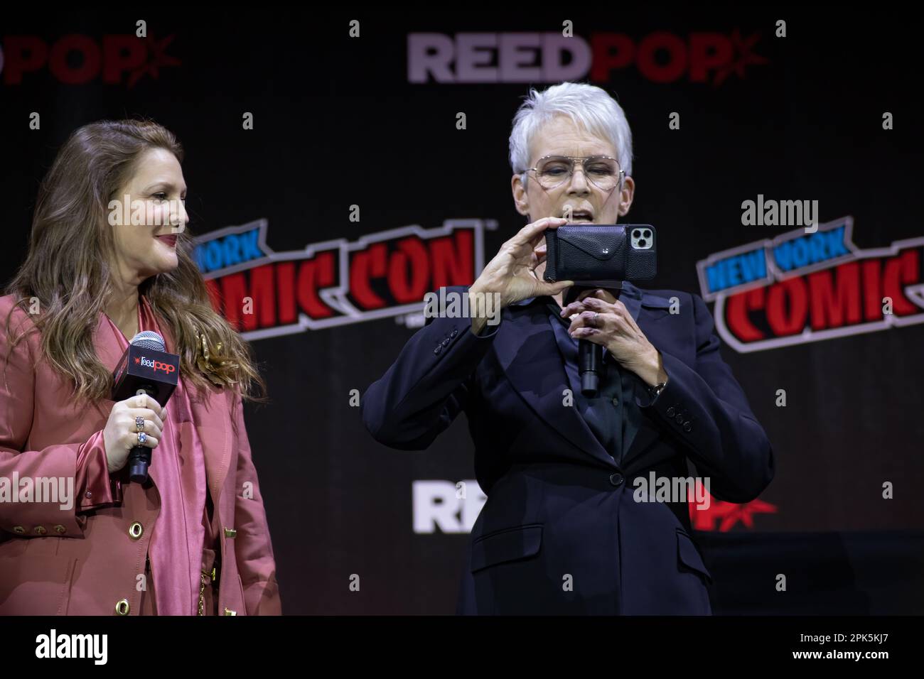 Jamie Lee Curtis is interviewed by Drew Barrymore for Halloween Ends at New York Comic Con in 2022 Stock Photo