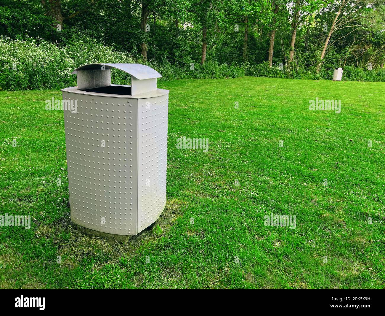 Trash bin place text hi-res stock photography and images - Alamy