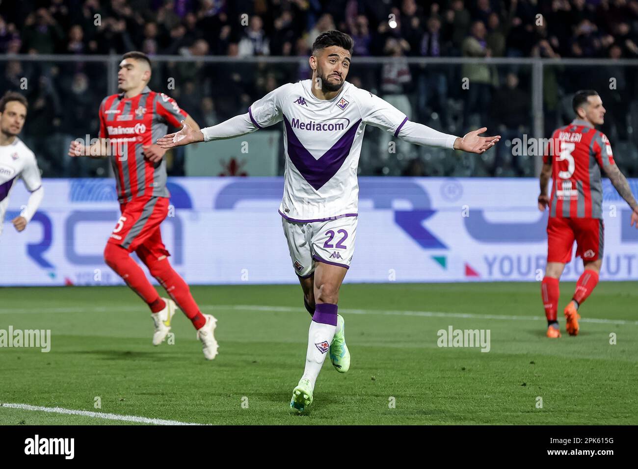 Nicolas Gonzalez (22 Fiorentina) celebrates after the UEFA Conference  League semi-final 2nd leg match between FC Basel and ACF Fiorentina at St.  Jackob park Stadium - Basel, Switzerland Soccer (Cristiano MazziSPP)  Credit: