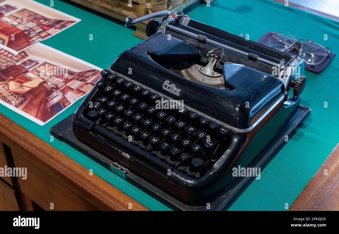 PRODUCTION - 28 March 2023, Saxony, Chemnitz: The typewriter of the writer Stefan Heym is exhibited in the working library of Heym (1913-2001) in the cultural center 'Tietz' in Chemnitz. The library is accessible for research purposes. It contains several thousand volumes, most of which are displayed in the original furniture from Heym's house in Berlin. With novels such as '5 Days in June' and 'Schwarzenberg,' the writer born in Chemnitz as Helmut Flieg is considered one of the most important authors in post-war German history. This year, Stefan Heym would have turned 110. Photo: Hendrik Schm Stock Photo