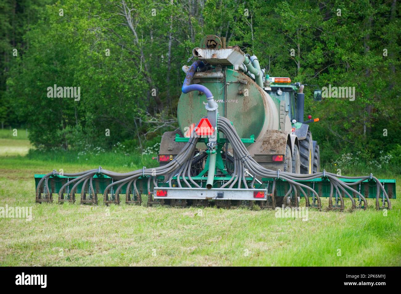 John Deere 8530 tractor with Samson vacuum slurry tanker and slurry injector, injecting slurry in the field, Alunda, Uppsala, Sweden Stock Photo