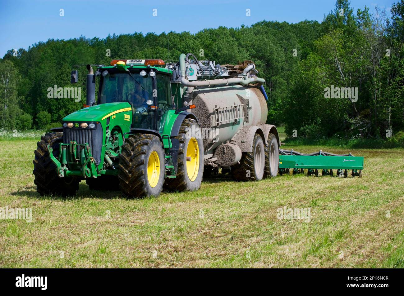 John Deere 8530 tractor with Samson vacuum slurry tanker and slurry injector, injecting slurry in the field, Alunda, Uppsala, Sweden Stock Photo