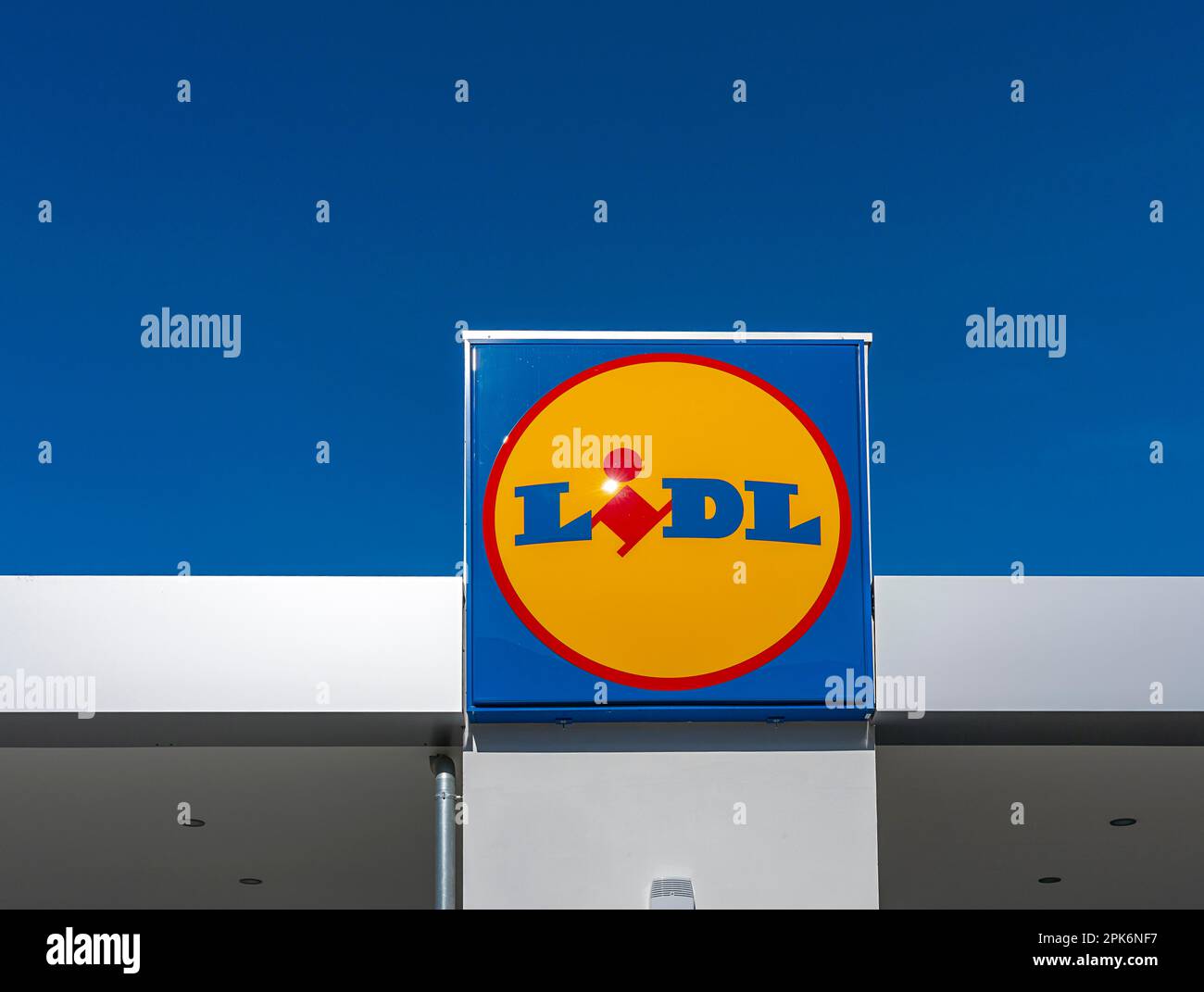 Lidl logo on the discounter building, Berlin, Germany Stock Photo