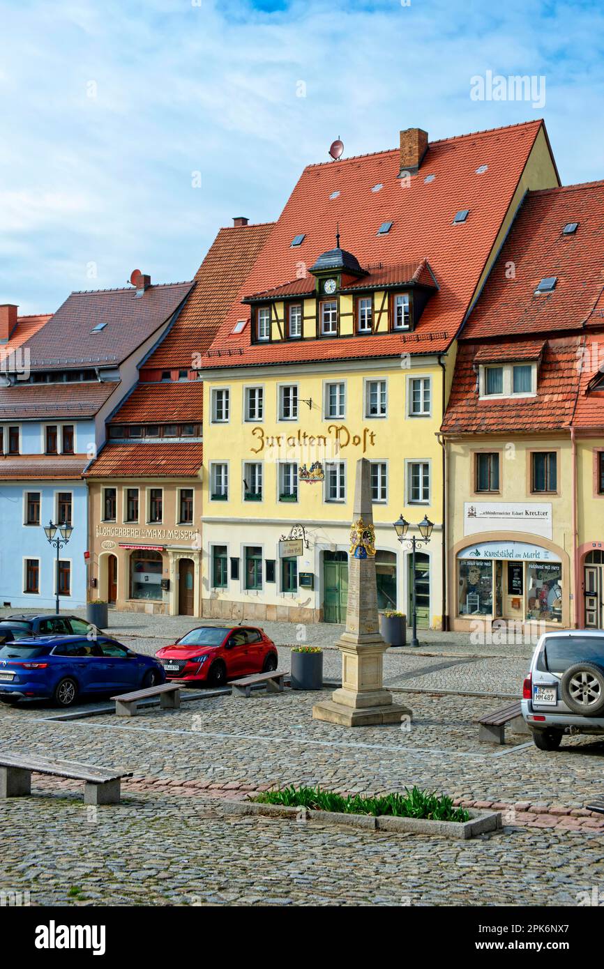 Post office milepost and restaurant Zur Alten Post, market square