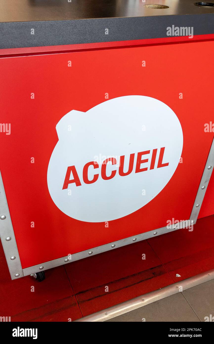 accueil in french text panel means entry reception sign in