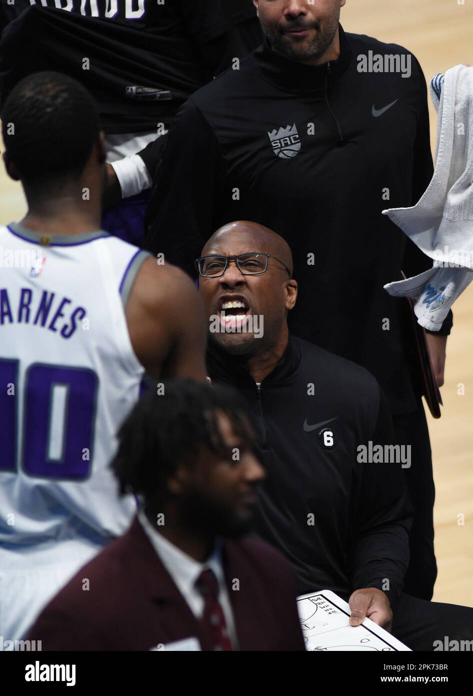 DALLAS, TX APRIL 05 Sacramento Kings head coach Mike Brown yells