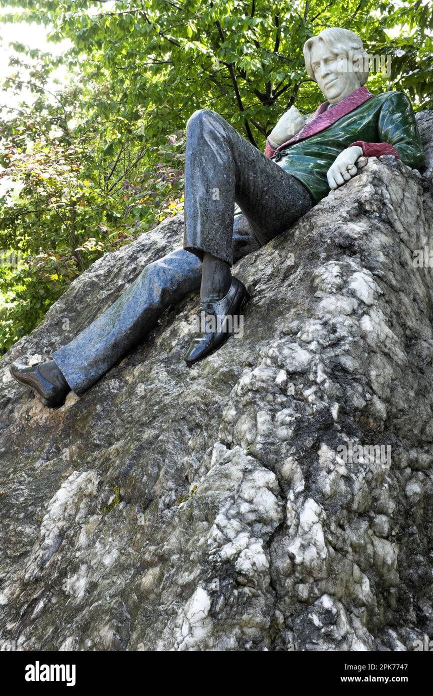 The Oscar Wilde Memorial Sculpture in Merrion Square in Dublin, Ireland  Stock Photo - Alamy