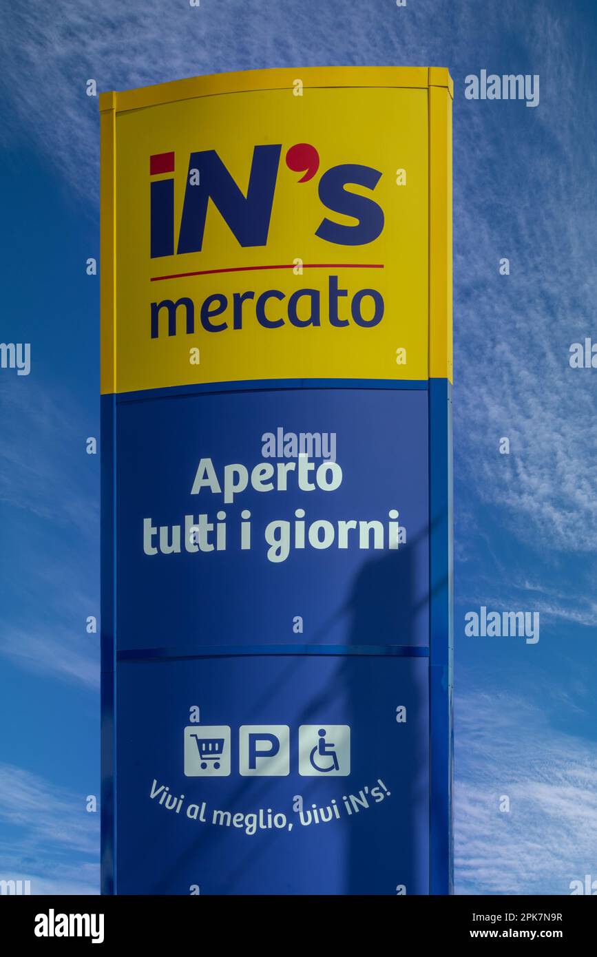 Sommariva Bosco, Cuneo, Italy - April 05, 2023: Totem sign with INS Mercato logo on blue sky with clouds, INS Mercato is discount store of the Pam S.p Stock Photo