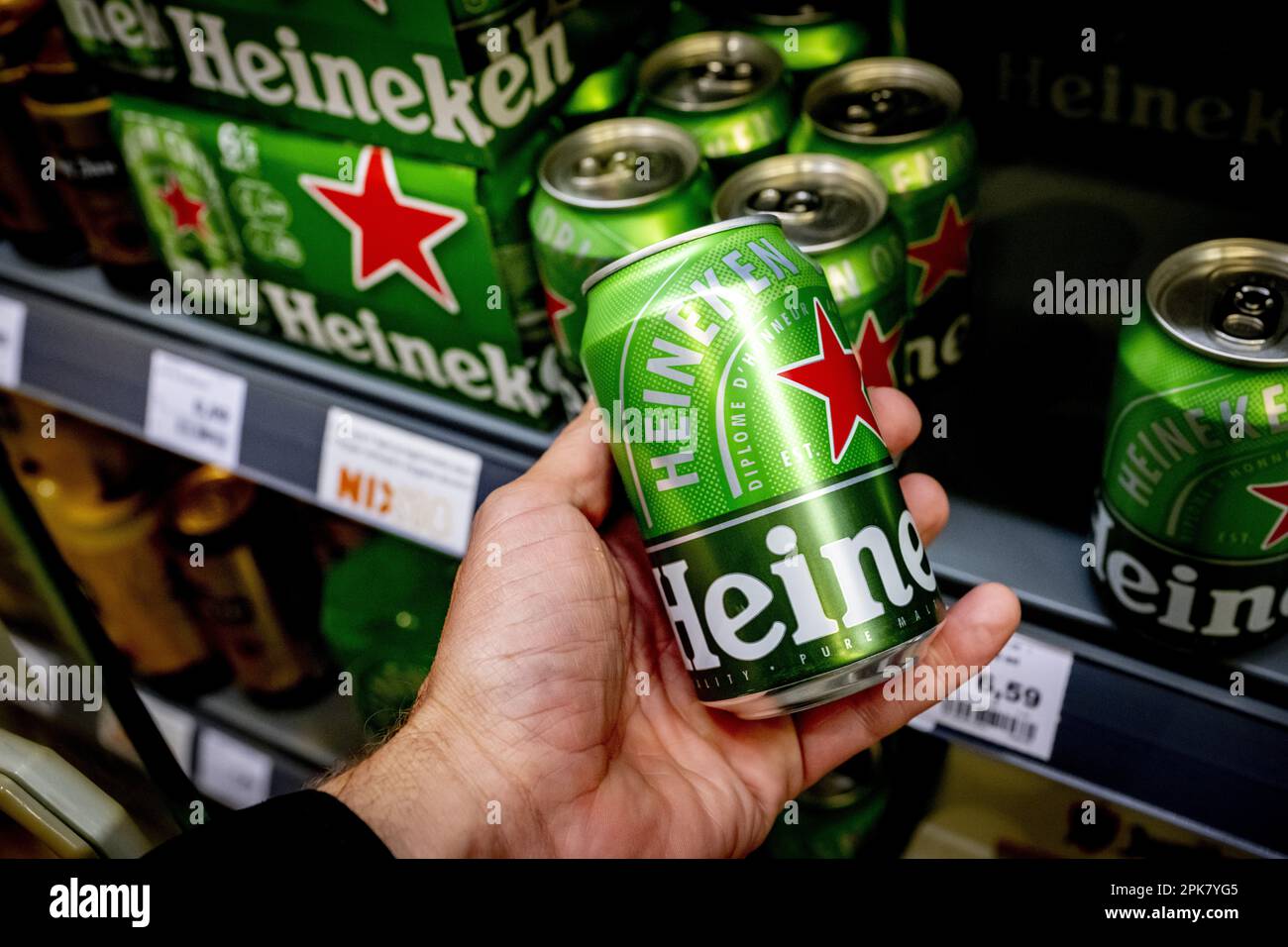 THE HAGUE - Cans from Heineken. The Human Environment and Transport Inspectorate (ILT) imposes an order subject to periodic penalty payments of up to 1 million euros on the beer brewer for non-compliance with the rules regarding deposits. Since April 1, a deposit on cans has been mandatory, but Heineken still produces cans without a deposit that are placed on the Dutch market. ANP ROBIN UTRECHT netherlands out - belgium out Stock Photo