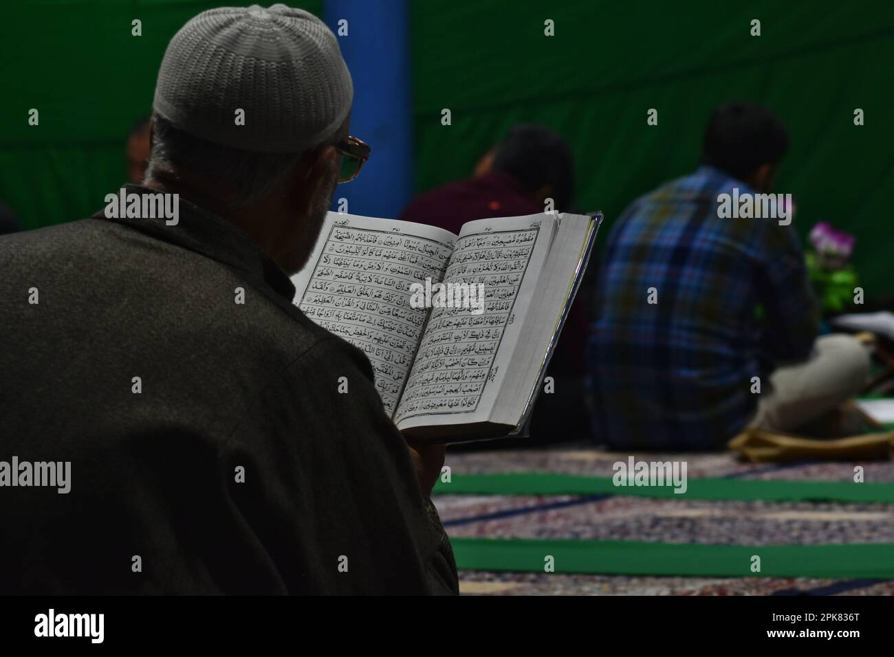 kashmiri-shia-muslims-gather-to-read-the-holy-quran-at-historic-imam