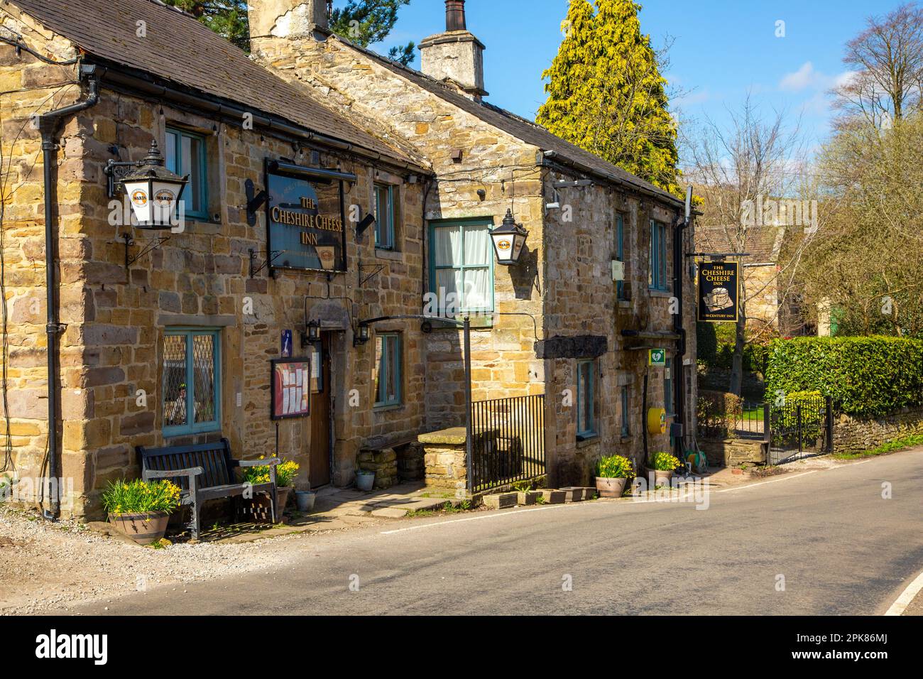 Old traditional coaching inn the Cheshire Cheese in the Derbyshire village of Hope at the foot of the great ridge to Mam Tor Stock Photo