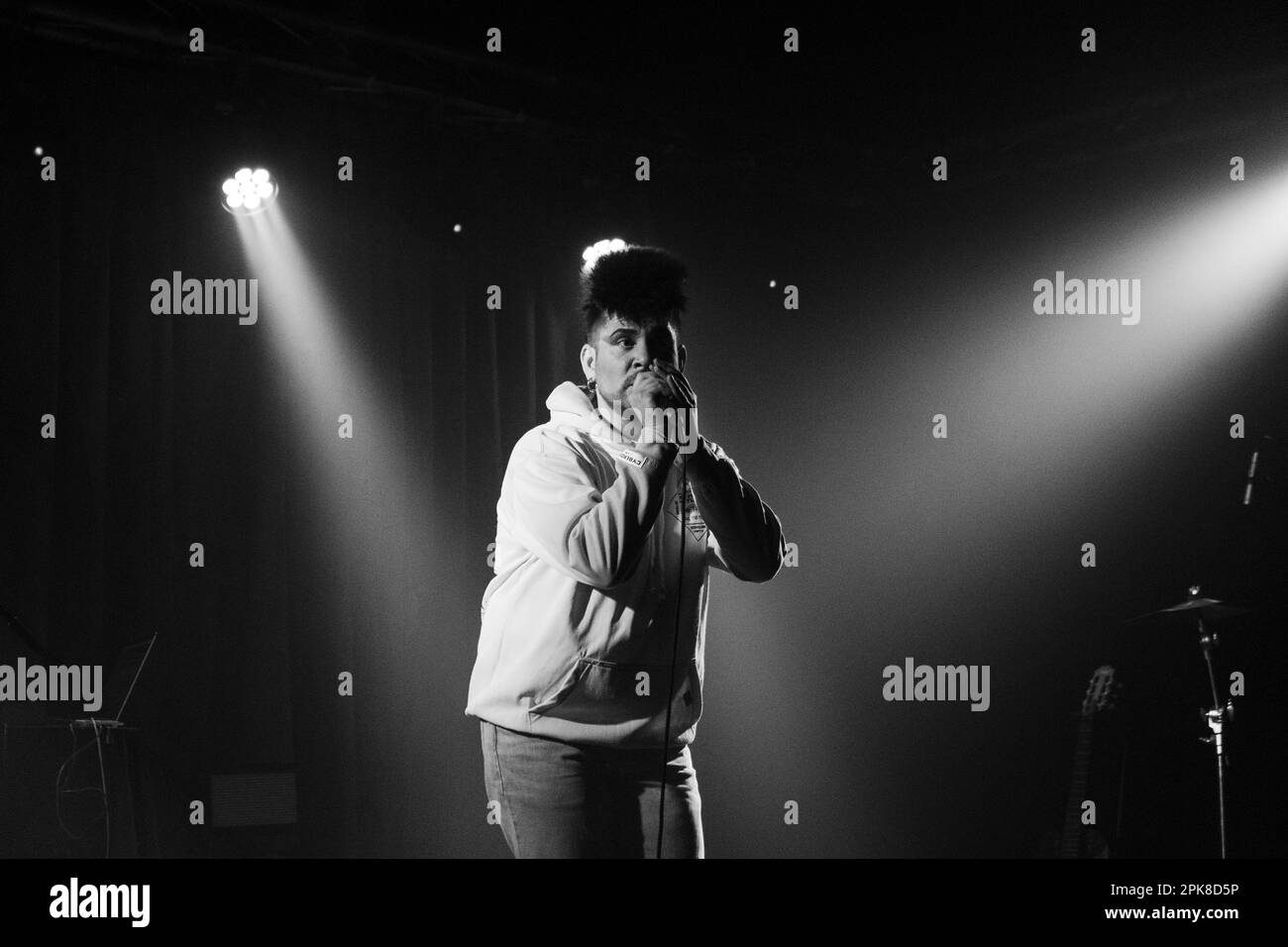 Spanish artist and singer Alan Neil playing live at La Nau Club in