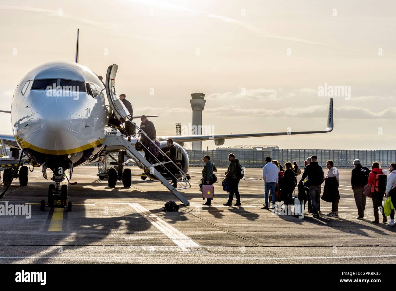 Boarding passengers aircraft hi-res stock photography and images - Alamy
