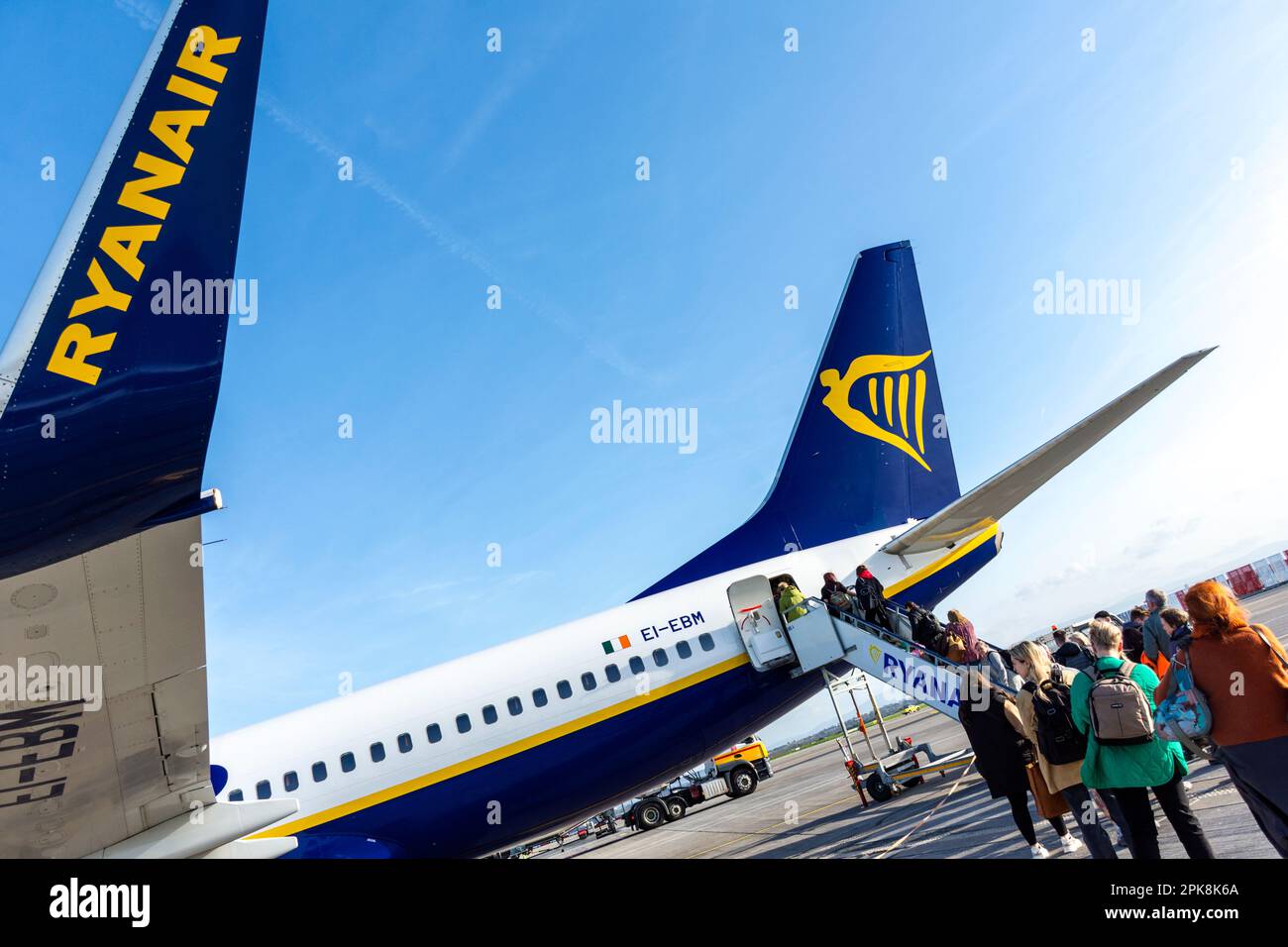 Boarding passengers aircraft hi-res stock photography and images - Alamy