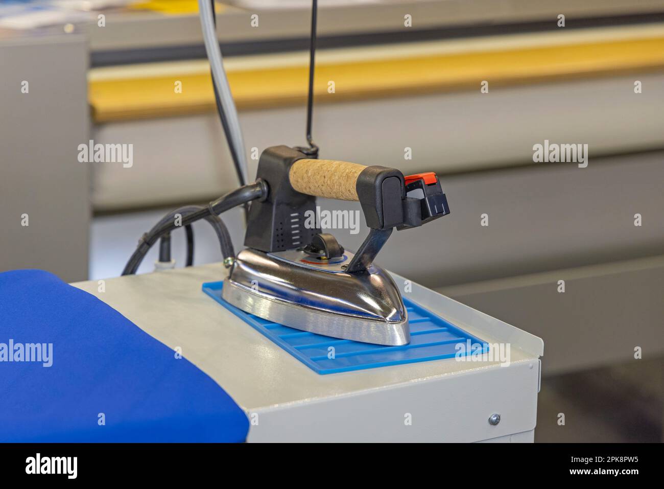 Industrial Steam Iron Professional Equipment Laundry Service Stock