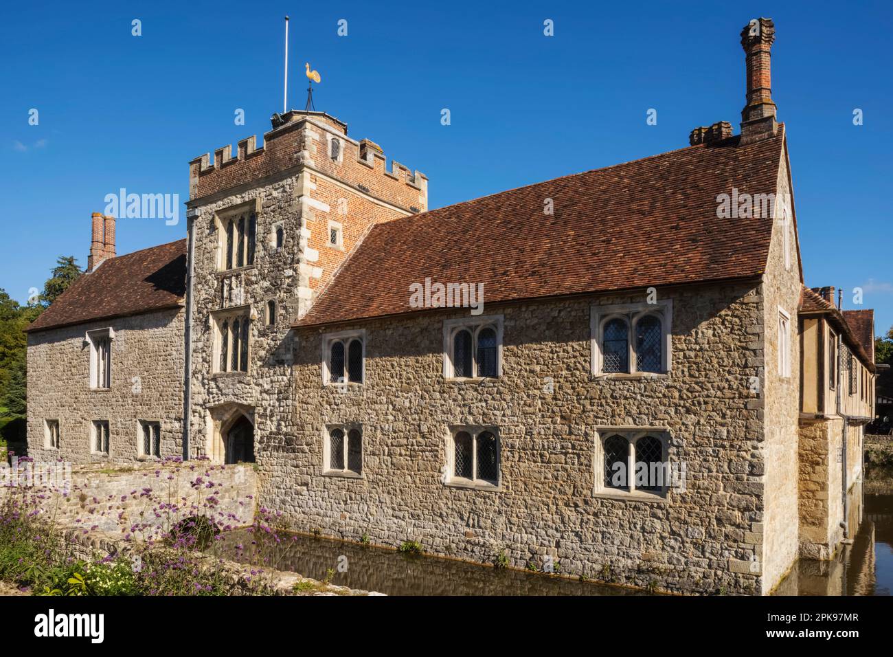 14th century house hi-res stock photography and images - Alamy