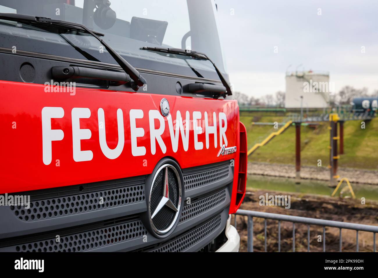 Duisburg, North Rhine-Westphalia, Germany - Firefighting exercise. Loeschzug during operation. Press event: Chancellor Olaf Scholz visits the Loeschzug 530 of the Duisburg Volunteer Fire Department at Fire and Rescue Station 5 in Homberg. Together with a firefighting unit of the professional fire department, the firefighting school is also housed there. Stock Photo