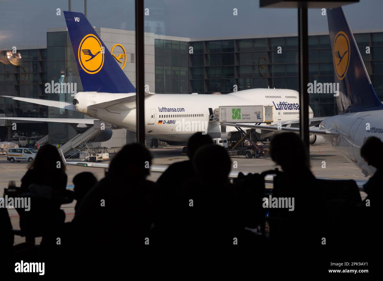 28.05.2016, Germany, Hesse, Frankfurt/Main - Passengers waiting for their onward flight at Frankfurt Airport, view of Lufthansa aircraft. 00A160528D04 Stock Photo