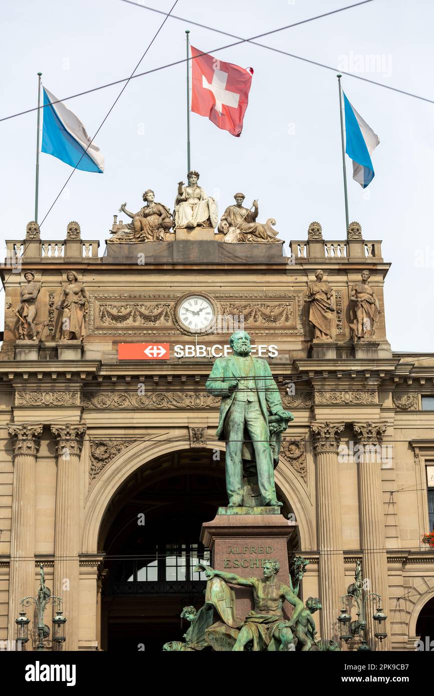 01.10.2016, Switzerland, Canton Zurich, Zuerich - Entrance portal of Zurich main station with the monument of Alfred Escher (1819-1882, Swiss politici Stock Photo