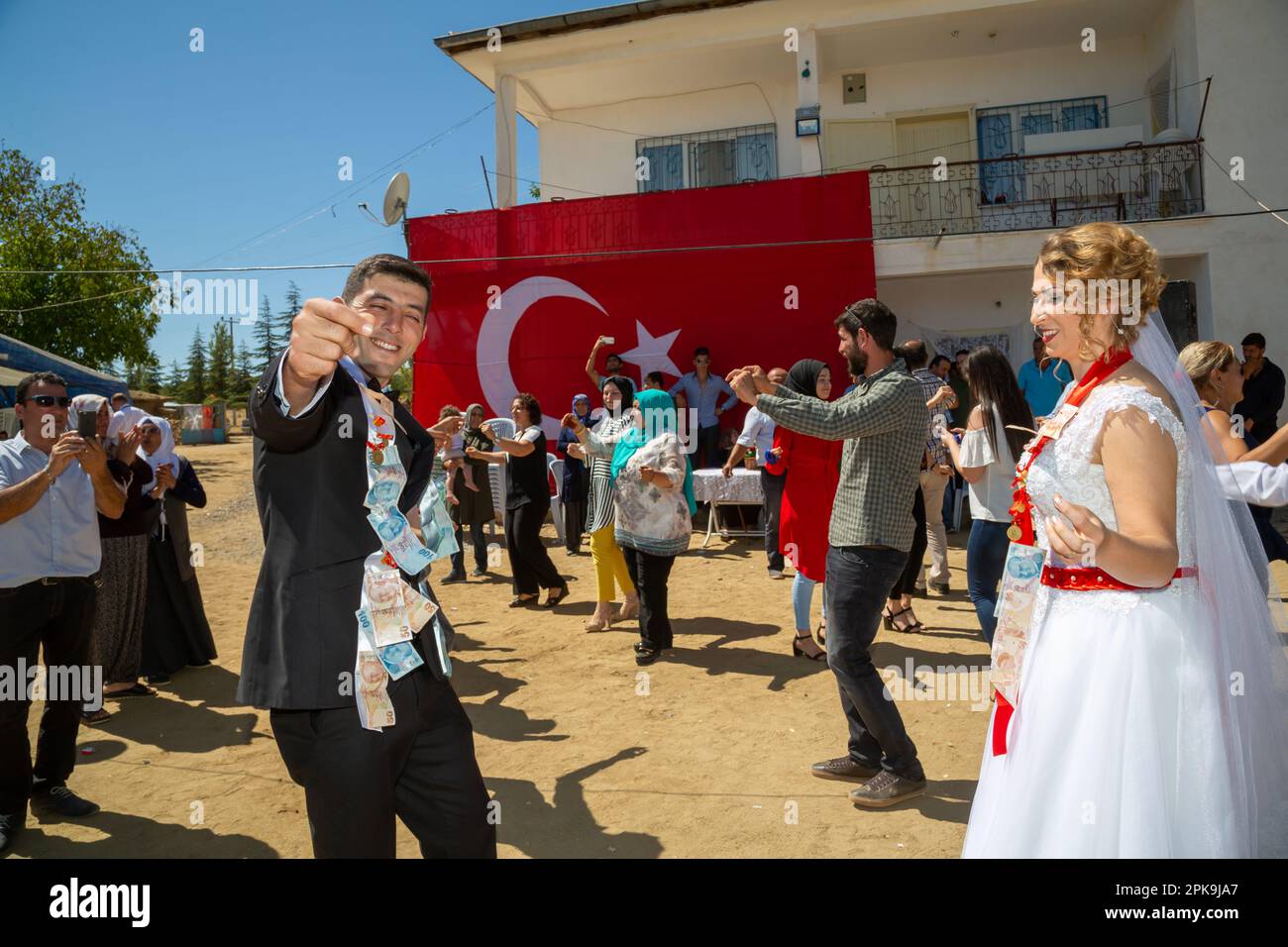 03.09.2017, Turkey, Aksaray, Boghazkeui - Polish-Turkish bridal couple dancing at traditional wedding on the village in Anatolia, the couple is decora Stock Photo