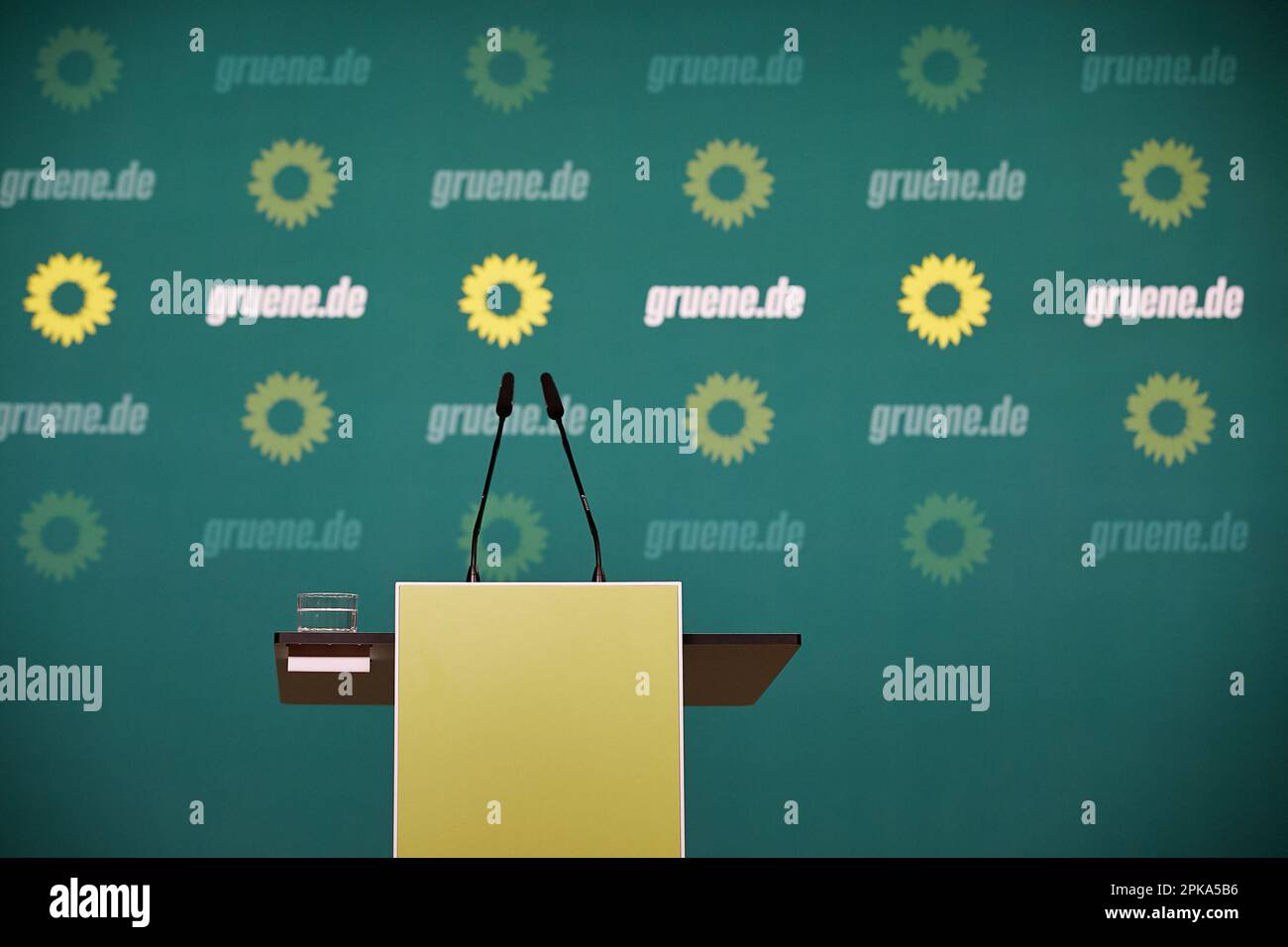 13.03.2023, Germany, Berlin, Berlin - An empty lectern in front of a logo wall in the press room of the party BUENDNIS 90/DIE GRUENEN. 00R230313D002CA Stock Photo