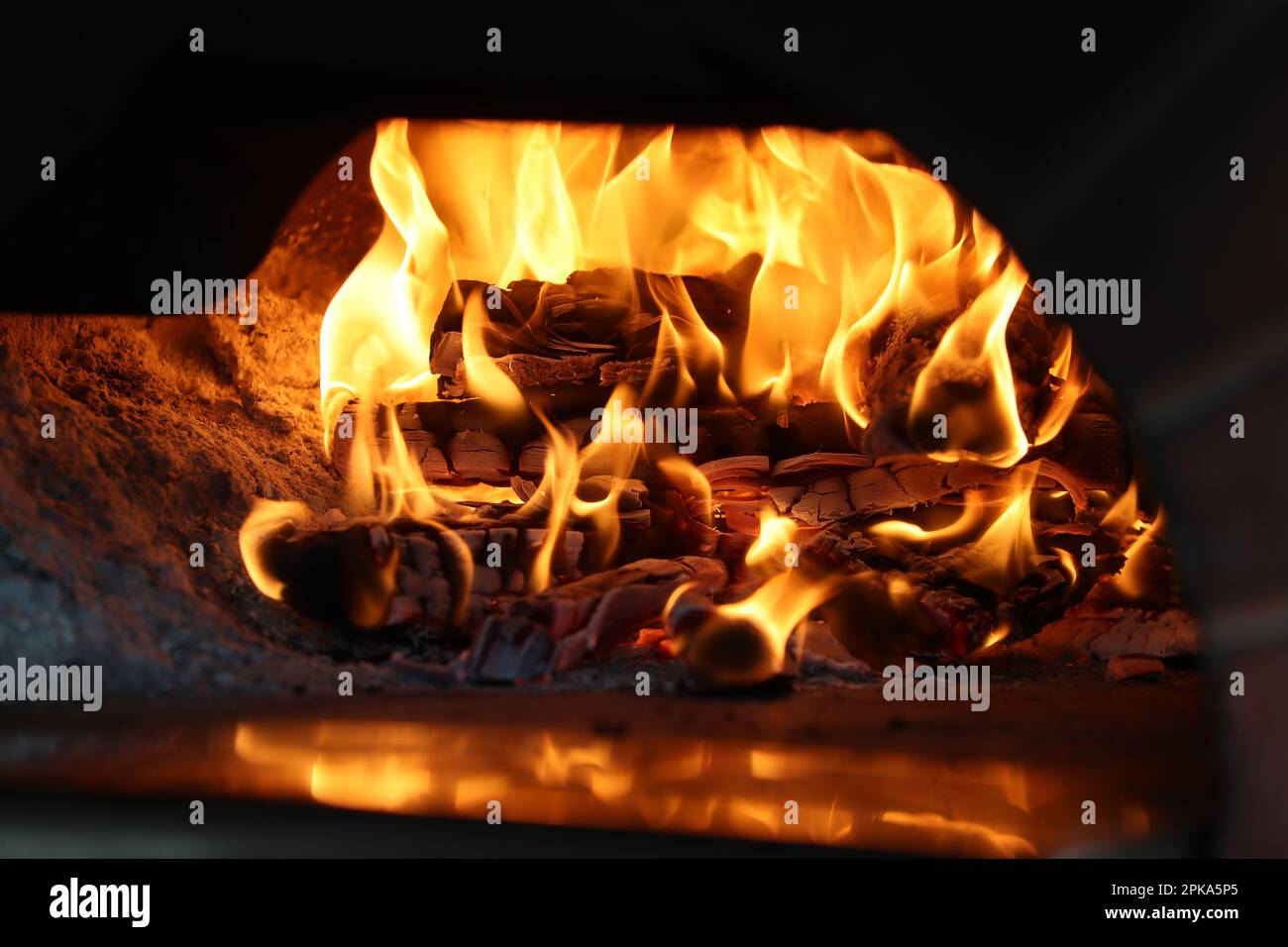 26.02.2022, Qatar, , Doha - Burning logs in an open fireplace. 00S220226D021CAROEX.JPG [MODEL RELEASE: NOT Applicable, PROPERTY RELEASE: NO (c) caro i Stock Photo