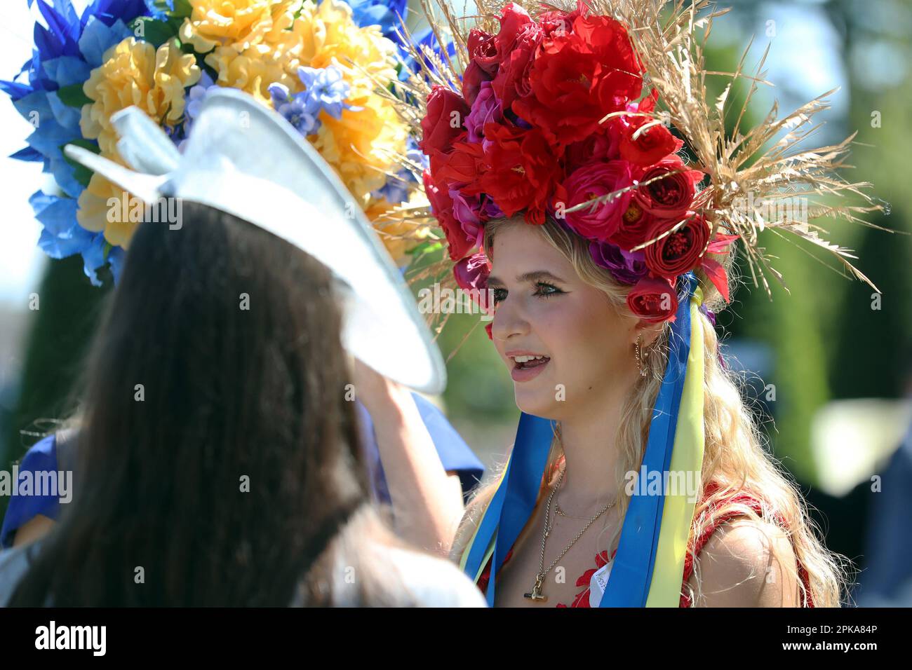 14.06.2022, Great Britain, Windsor, Ascot - Women wearing extravagant hats. 00S220614D326CAROEX.JPG [MODEL RELEASE: NO, PROPERTY RELEASE: NO (c) caro Stock Photo