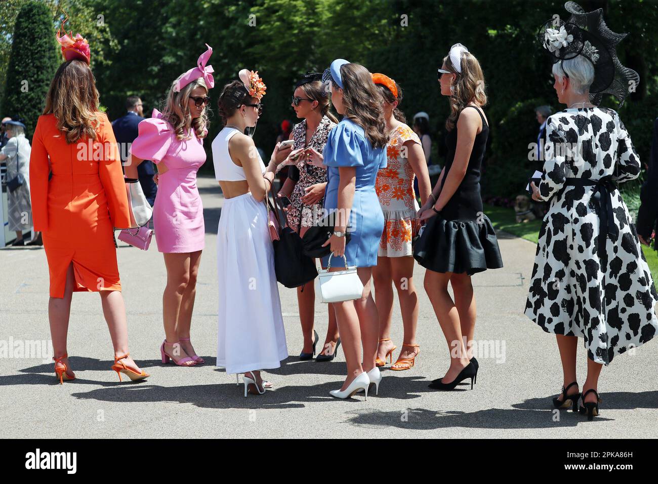15.06.2022, Great Britain, Windsor, Ascot - elegantly dressed women in hats. 00S220615D339CAROEX.JPG [MODEL RELEASE: NO, PROPERTY RELEASE: NO (c) caro Stock Photo