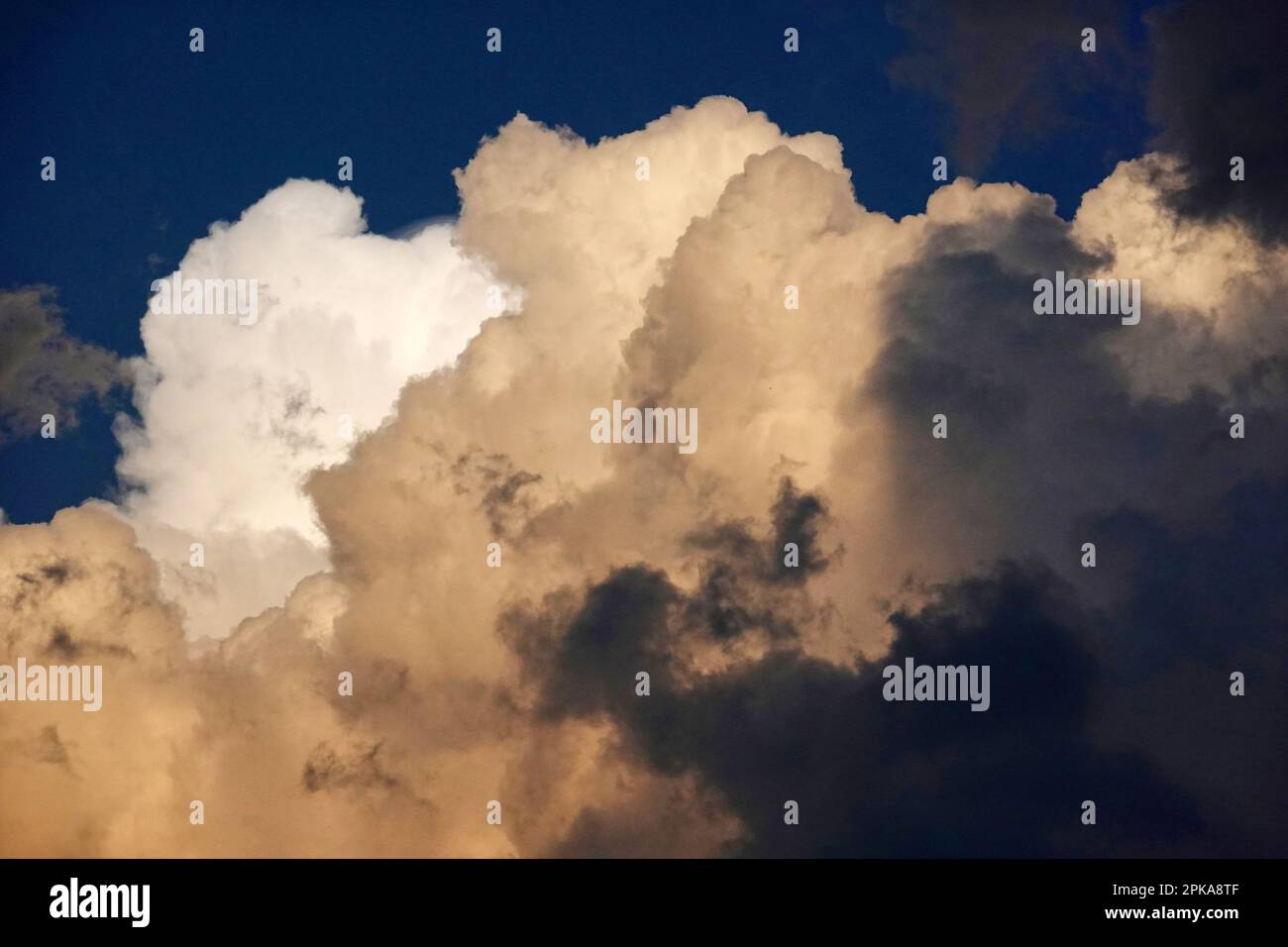 16.07.2022, Italy, South Tyrol, Wolfsgruben - Rain and thunder clouds in the sky. 00S220716D103CAROEX.JPG [MODEL RELEASE: NOT Applicable, PROPERTY REL Stock Photo