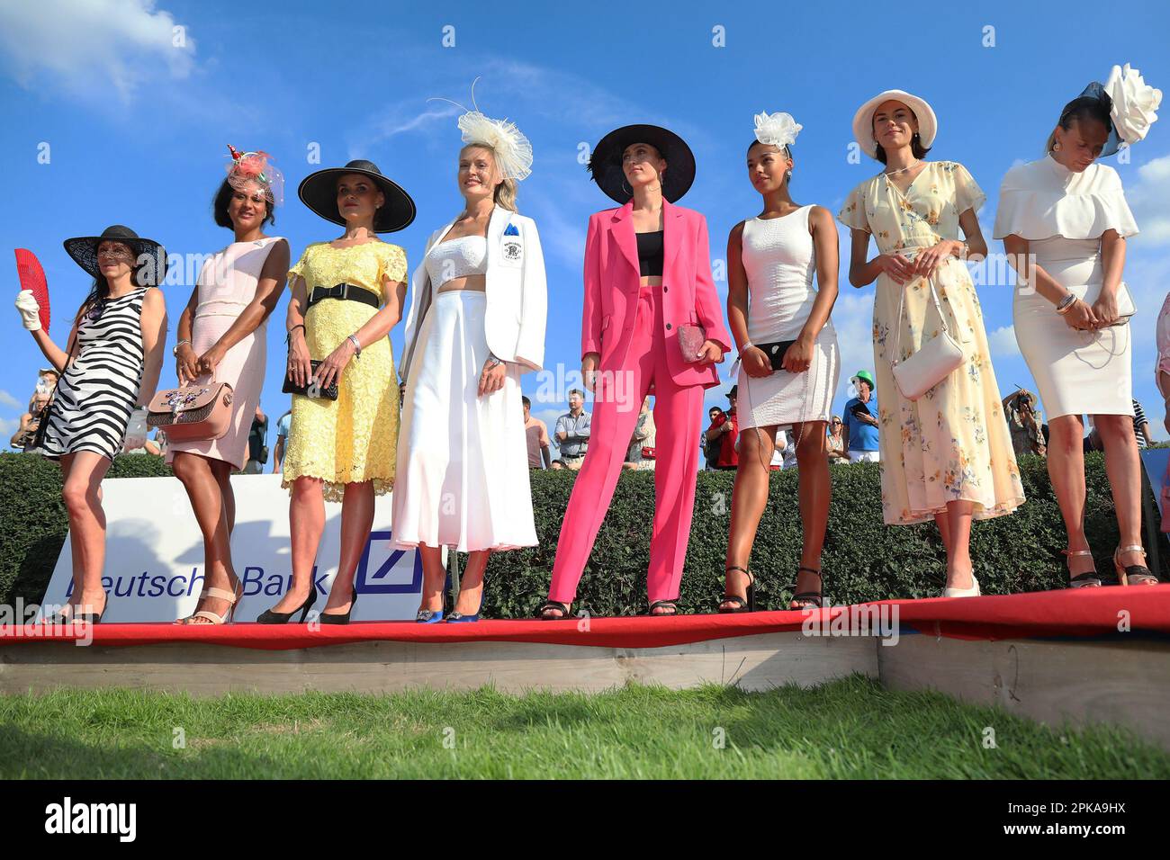 21.08.2022, Germany, Lower Saxony, Hannover - Women at a hat competition. 00S220821D146CAROEX.JPG [MODEL RELEASE: NO, PROPERTY RELEASE: NO (c) caro im Stock Photo