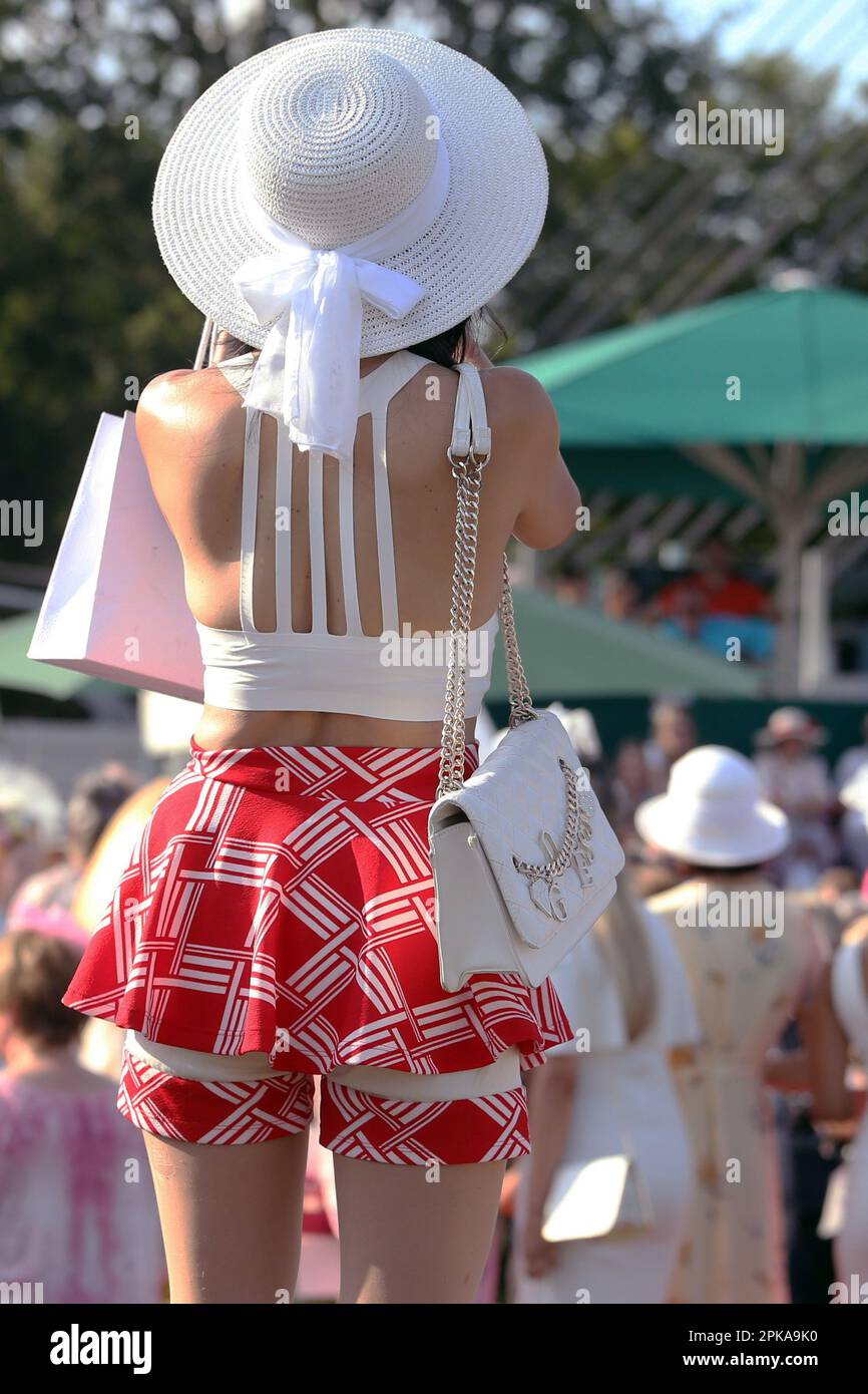 21.08.2022, Germany, Lower Saxony, Hannover - Fashion, young woman with hat and handbag. 00S220821D148CAROEX.JPG [MODEL RELEASE: NO, PROPERTY RELEASE: Stock Photo