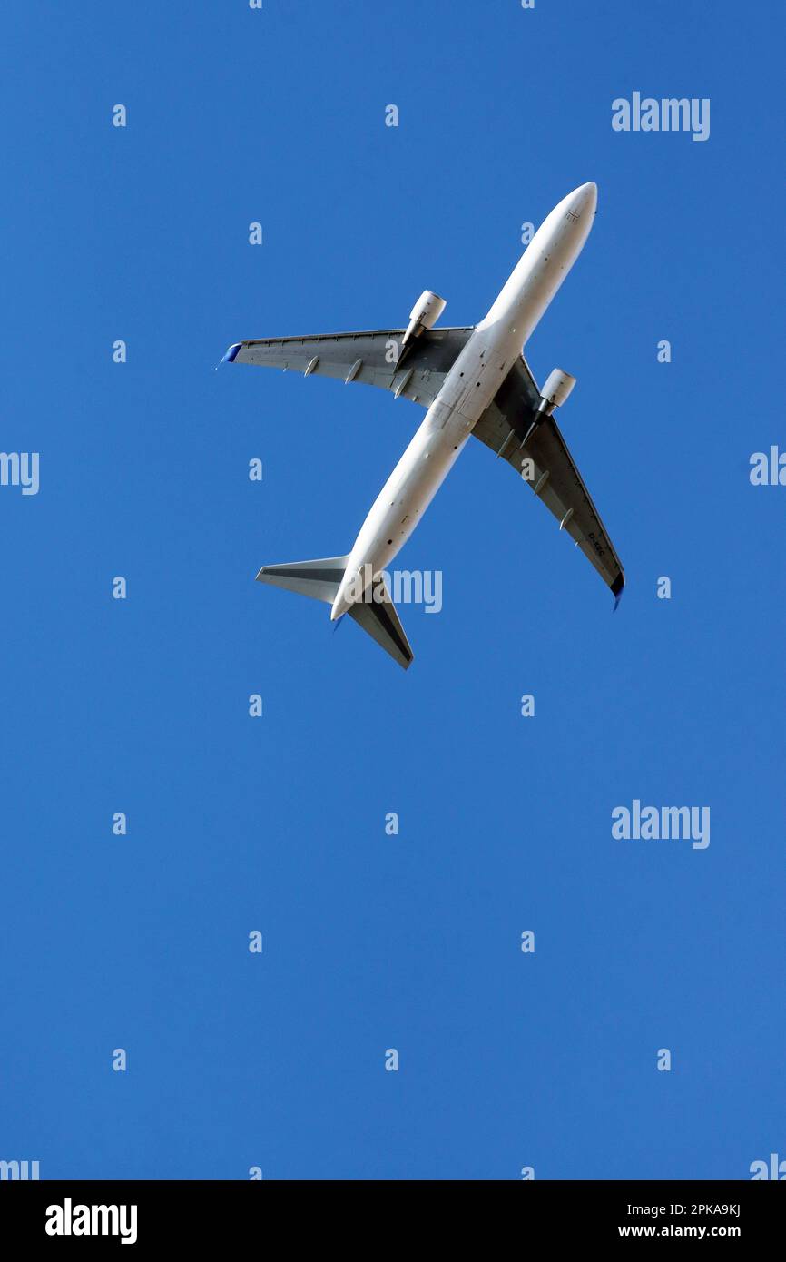 Vertical climb aircraft hi-res stock photography and images - Alamy
