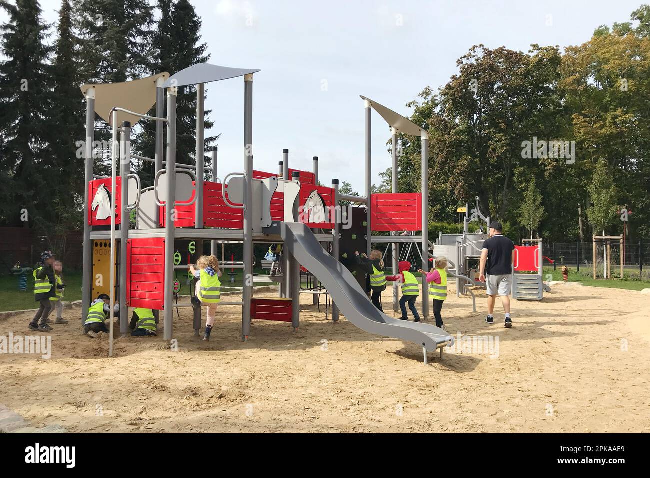 23.09.2022, Germany, Brandenburg, Neuenhagen - Germany - Kindergarten group playing on a playground. 00S220923D665CAROEX.JPG [MODEL RELEASE: NO, PROPE Stock Photo